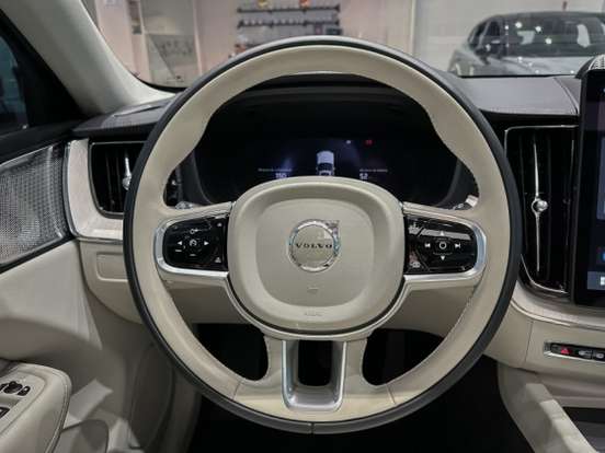 VOLVO-XC60-2025