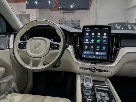 VOLVO-XC60-2025