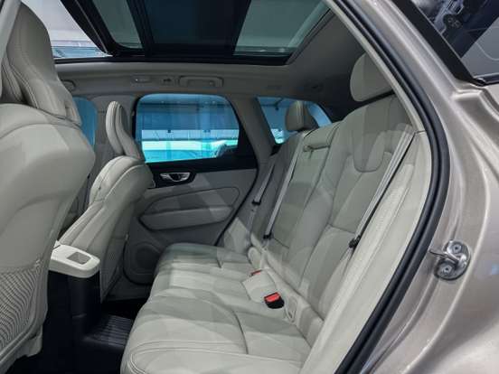 VOLVO-XC60-2025