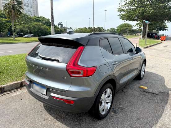 VOLVO-XC40-2018
