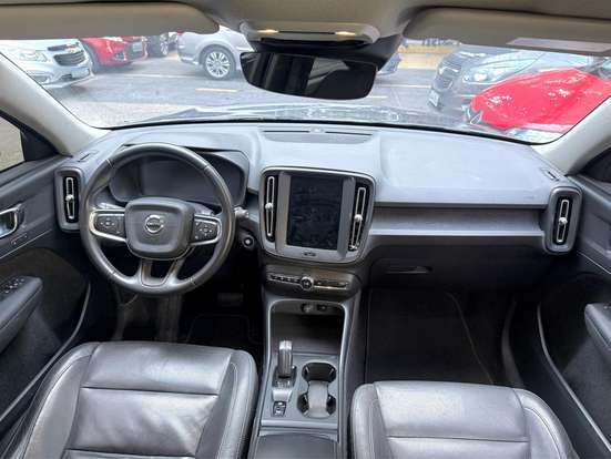 VOLVO-XC40-2018