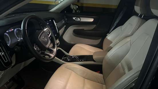 VOLVO-XC40-2020
