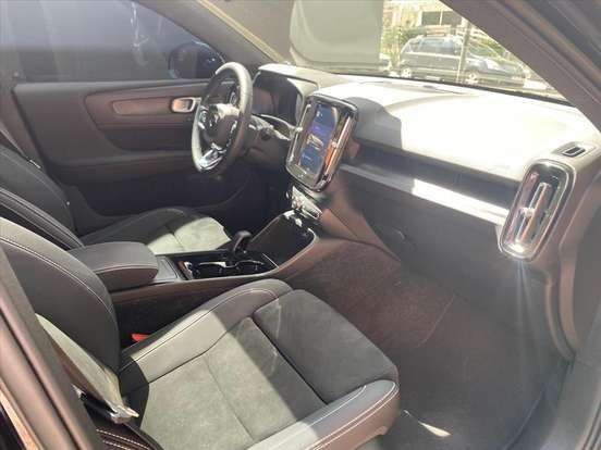 VOLVO-XC40-2022