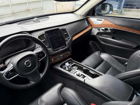 VOLVO-XC90-2017