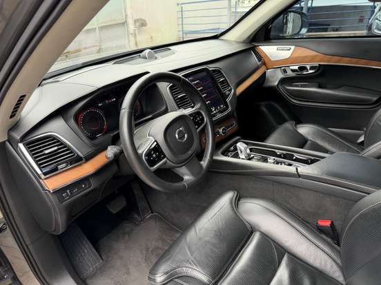 VOLVO-XC90-2017