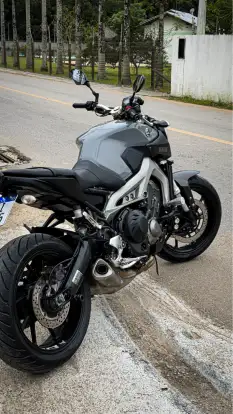 YAMAHA-MT-09-2015