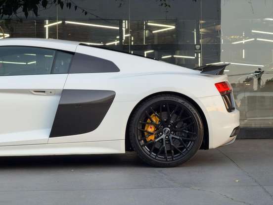 AUDI-R8-2017