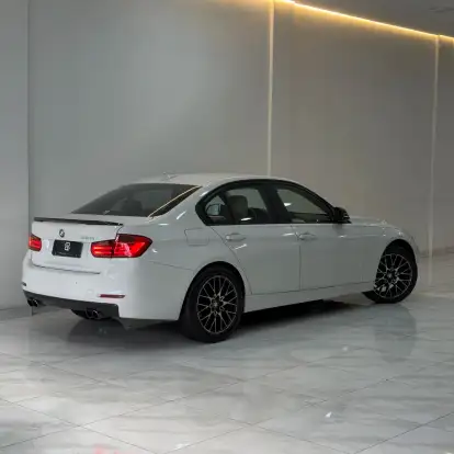 BMW-320i-2013