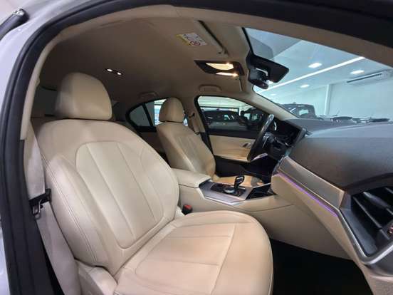 BMW-320i-2021