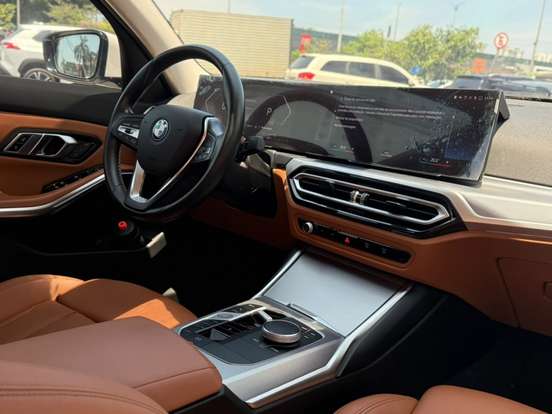 BMW-320i-2022