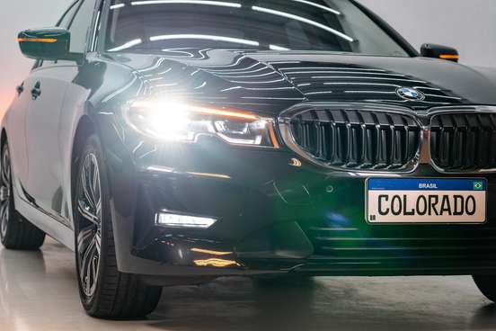BMW-320i-2021