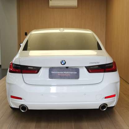 BMW-320i-2023