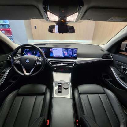 BMW-320i-2023