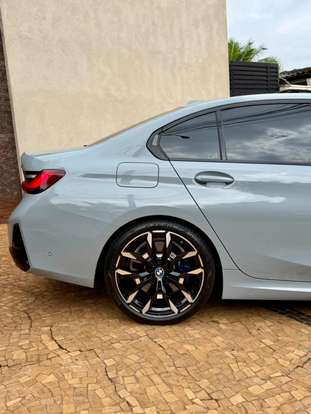 BMW-320i-2023