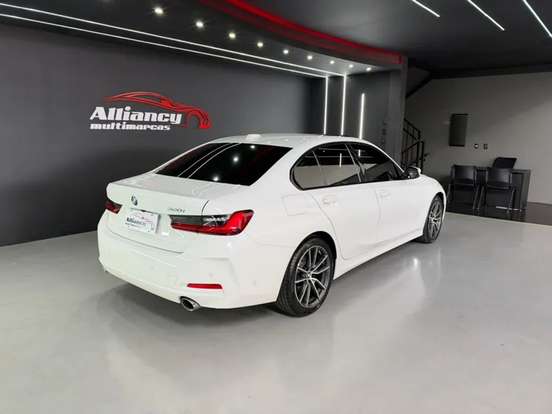 BMW-320i-2022