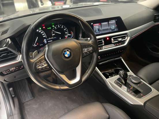 BMW-320i-2019