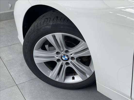 BMW-320i-2018