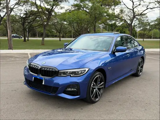 BMW-330e-2022