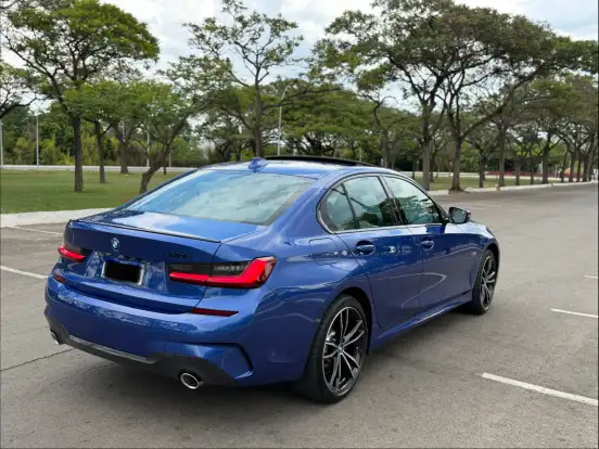 BMW-330e-2022