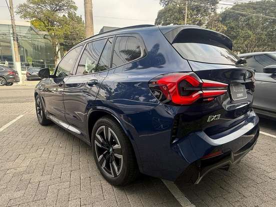 BMW-iX3-2023