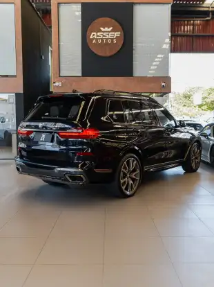 BMW-X7-2021
