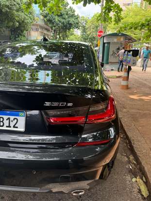 BMW-330e-2022