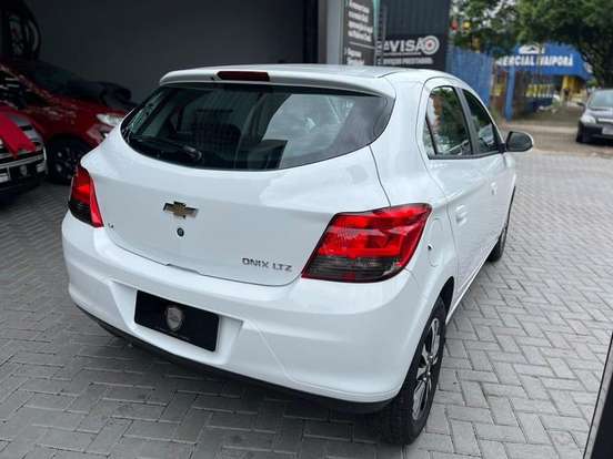 CHEVROLET-ONIX-2015