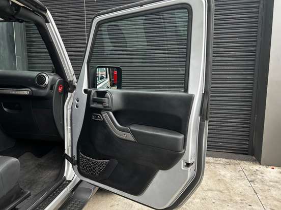JEEP-WRANGLER-3.6 UNLIMITED SPORT 4X4 V6 GASOLINA 4P AUTOMÁTICO JEEP-WRANGLER-2011