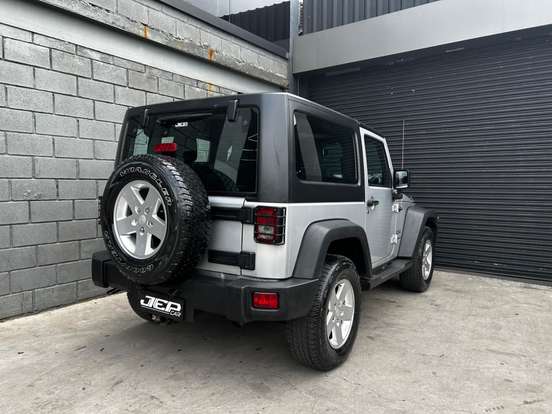 JEEP-WRANGLER-2011