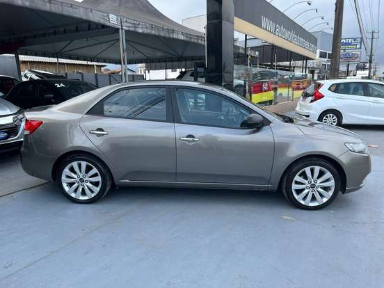 KIA-CERATO-1.6 E.221 SEDAN 16V GASOLINA 4P AUTOMÁTICO KIA-CERATO-2012