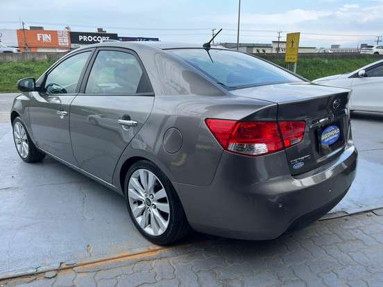 KIA-CERATO-1.6 E.221 SEDAN 16V GASOLINA 4P AUTOMÁTICO KIA-CERATO-2012