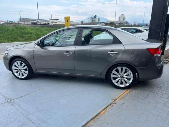 KIA-CERATO-1.6 E.221 SEDAN 16V GASOLINA 4P AUTOMÁTICO KIA-CERATO-2012
