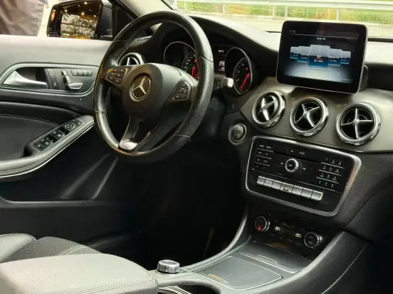 MERCEDES-BENZ-GLA 200-2020