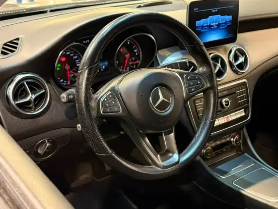 MERCEDES-BENZ-GLA 200-2020