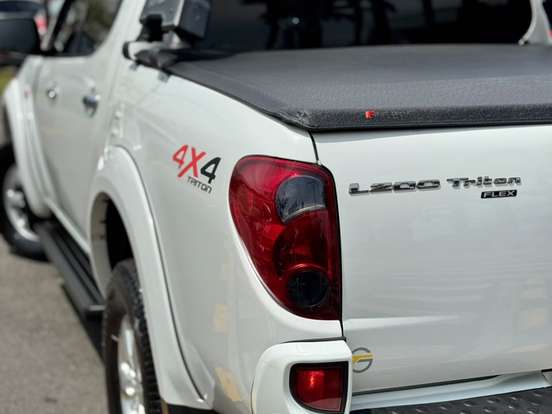MITSUBISHI-L200 TRITON-3.5 HPE 4X4 CD V6 24V FLEX 4P AUTOMÁTICO MITSUBISHI-L200 TRITON-2013