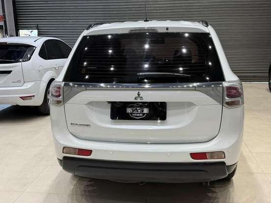 MITSUBISHI-OUTLANDER-3.0 GT 4X4 V6 24V GASOLINA 4P AUTOMÁTICO MITSUBISHI-OUTLANDER-2013