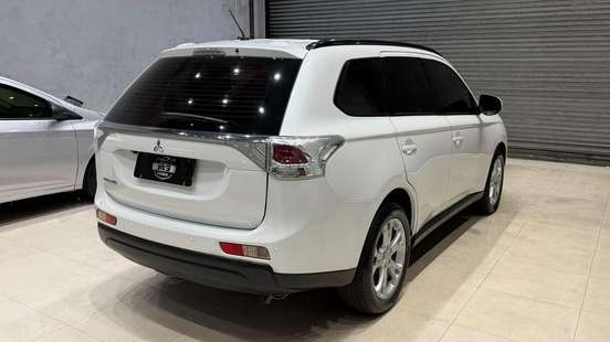 MITSUBISHI-OUTLANDER-2013