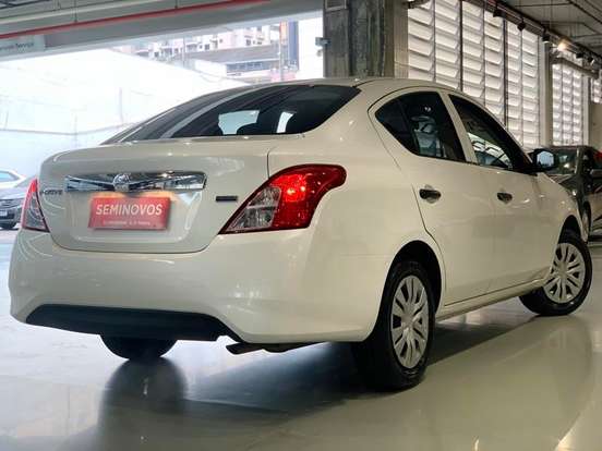 NISSAN-VERSA-2021