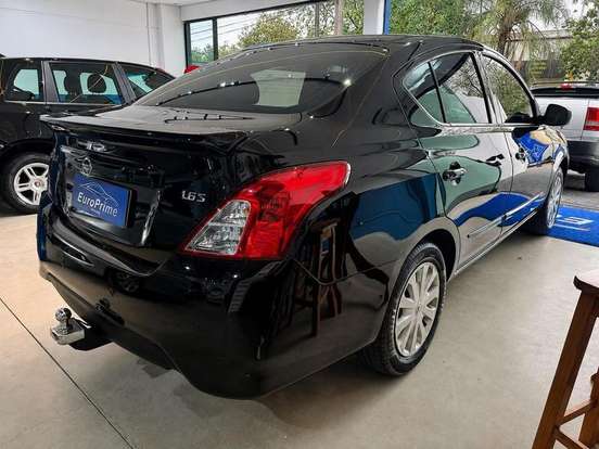 NISSAN-VERSA-2019