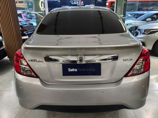 NISSAN-VERSA-2020