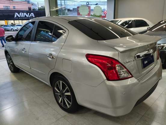 NISSAN-VERSA-2020
