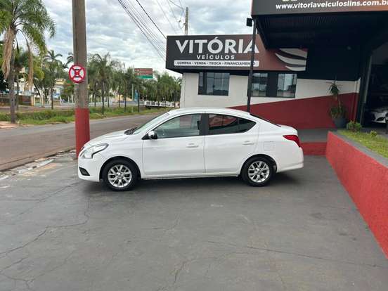 NISSAN-VERSA-2019