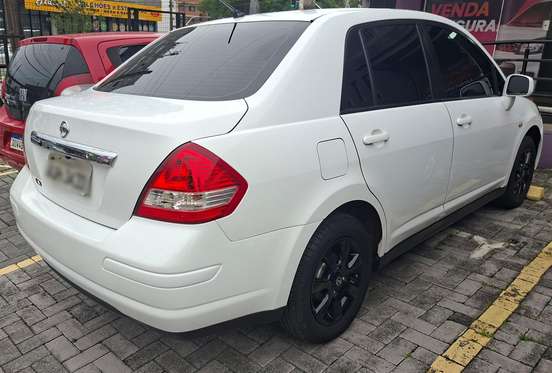 NISSAN-TIIDA-2011