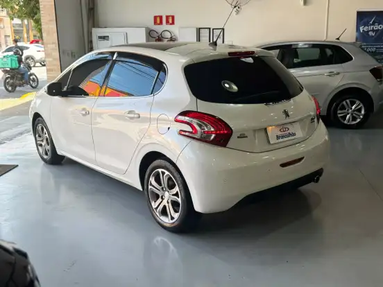 PEUGEOT-208-2015