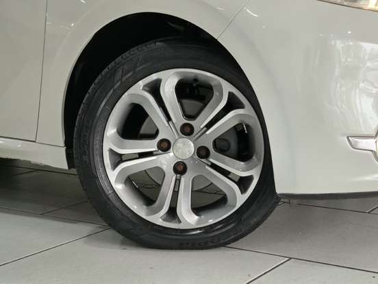 PEUGEOT-208-1.6 GRIFFE 16V FLEX 4P AUTOMÁTICO PEUGEOT-208-2014