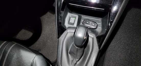 PEUGEOT-208-2021