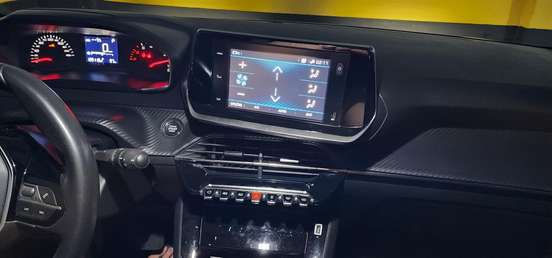 PEUGEOT-208-2021