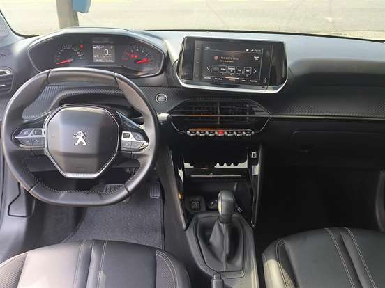 PEUGEOT-208-2021