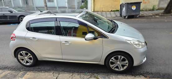 PEUGEOT-208-2015