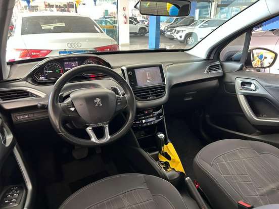 PEUGEOT-208-2015